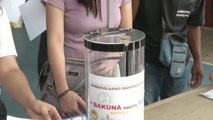 Sortean sacos de arroz para animar a los filipinos a vacunarse