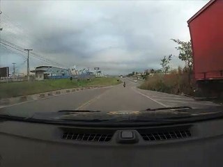 Motoqueiro tenta fugir da PRF e quase causa acidente na BR-101