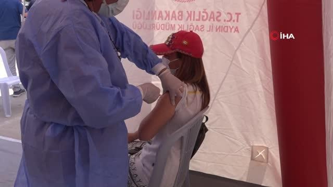 Kuşadası'nda aşı çadırı kuruldu