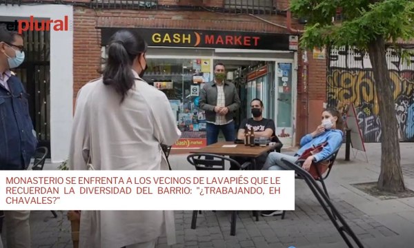 Monasterio se enfrenta a los vecinos de Lavapiés que le recuerdan la diversidad del barrio: ¿Trabajando, eh chavales?