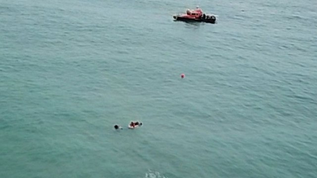경주 앞바다에 빠진 10대 2명 구조...1명 사망 / YTN