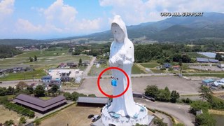 Cubrebocas en una estatua en Japón.