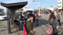 Tramvay durağında uyuşturucu krizine giren şahıs polis ekiplerini harekete geçirdi- Uyuşturucu krizine giren şahsa ilk müdahaleyi Suriye uyruklu doktor yaptı