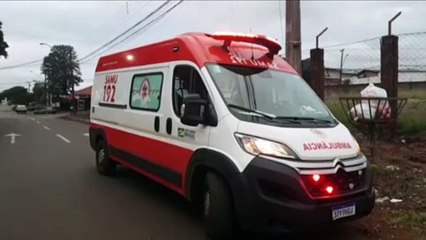 Скачать видео: Homem cai de moto e mobiliza socorristas e médico do Samu ao Bairro Pioneiros Catarinenses