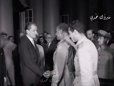 المشهد التاريخي لتوقيع جمال عبد الناصر اتفاقية الجلاء مع بريطانيا 1954