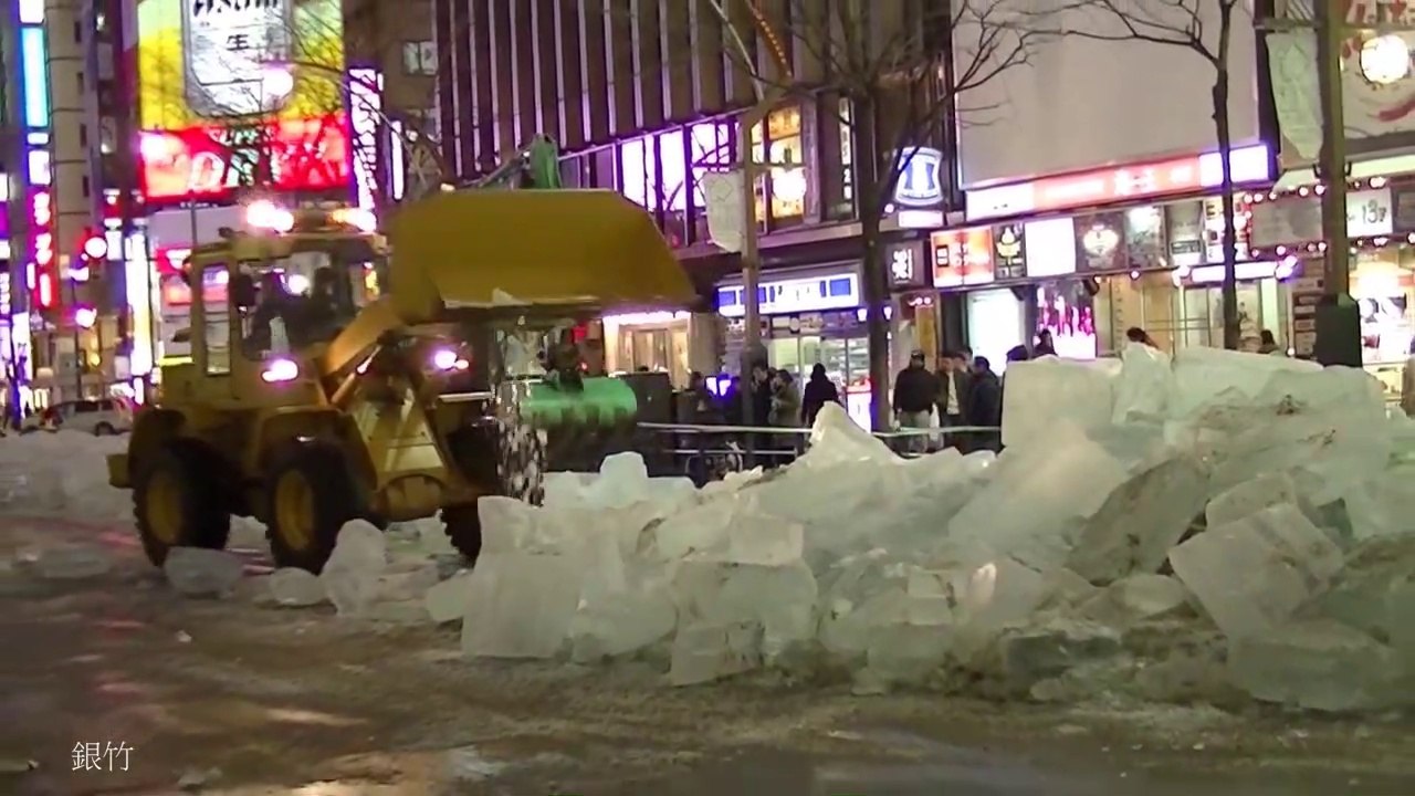 重機を使い氷像 解体！_第68回さっぽろ雪まつり（すすきの会場）
