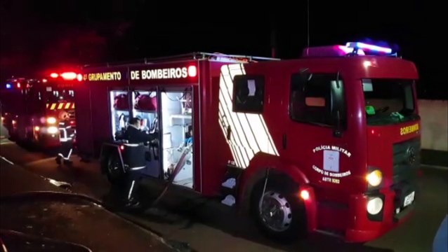 Casa pega fogo no Jardim Alvorada e Bombeiros são chamados; Móveis foram consumidos pelas chamas