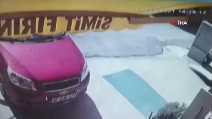 El freni çekilmeyen otomobil fırına böyle girdi