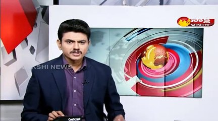 జగిత్యాల : పెళ్లి చేయాలంటూ పోలీస్టేషన్ ముందు యువకుడు హల్ చల్