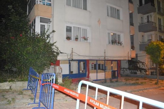 Avcılar'da kolonları çatlayan bina tedbir amacıyla boşaltıldı
