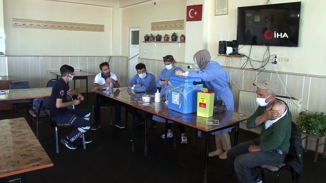 Sağlık çalışanları en ücra köylere giderek korona aşısını vatandaşlarla buluşturuyor