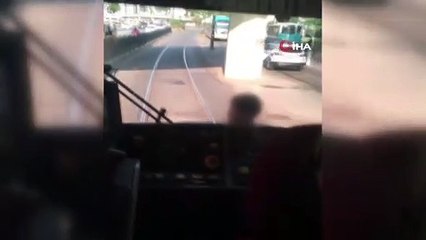 Tramvay arkasında tehlikeli yolculuk kamerada
