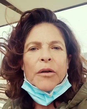 Charlotte Valandrey furieuse contre des contrôleurs SNCF qui l'ont verbalisée car elle s'est trompée de date de voyage: Des enfoirés!