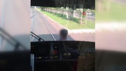 Son dakika... Tramvay arkasında tehlikeli yolculuk kamerada