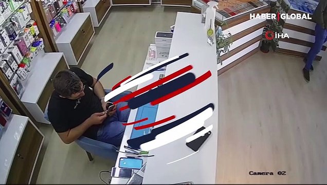 Tamir ettiği telefonun bataryası elinde patladı