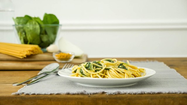 Espaguetis con salsa de espinacas al curry