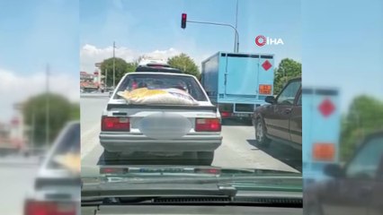 Yem çuvalını bagajda değil, bagajın üzerinde taşıdı