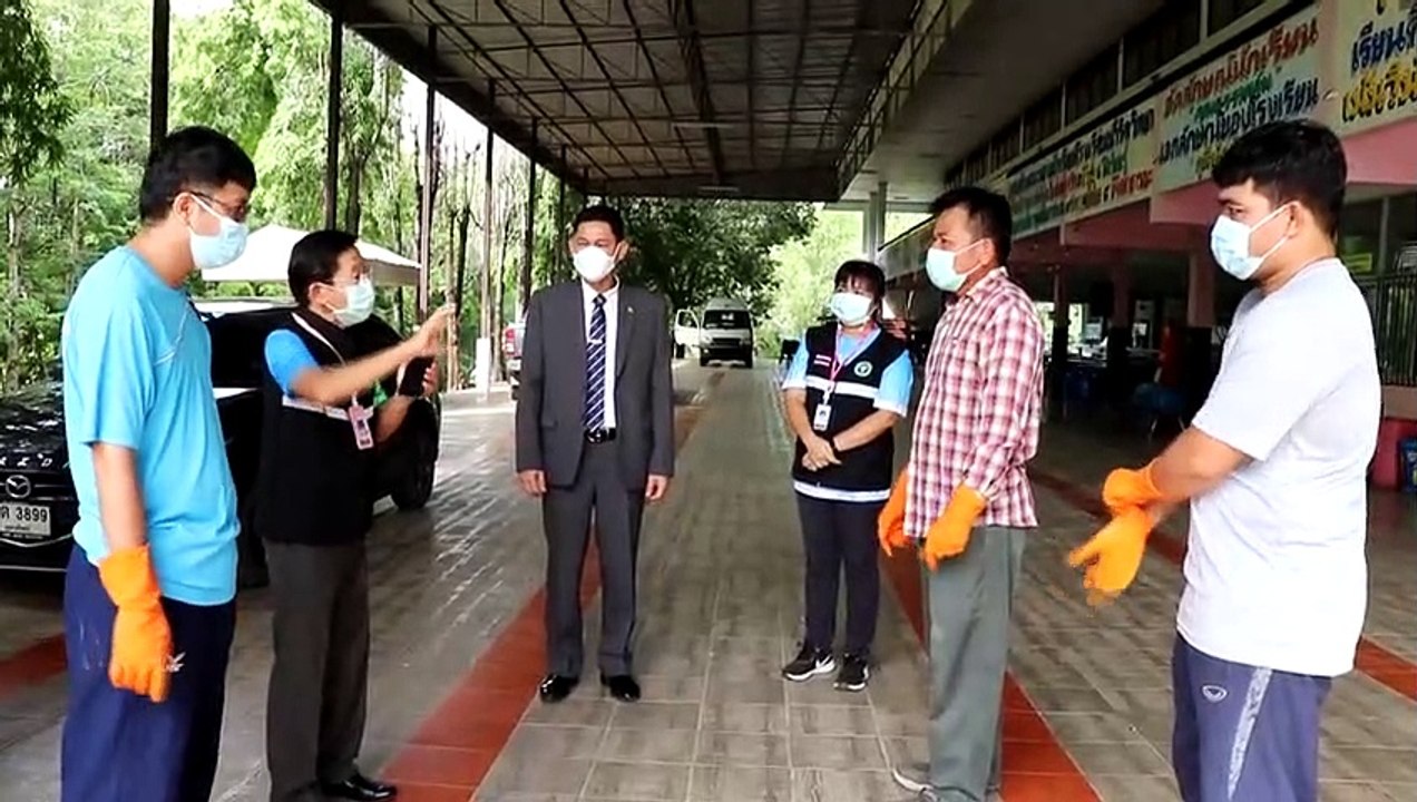 กักตัวผู้บริหาร ครู-นักเรียนกว่า 300 คน พร้อมปิ...