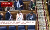 Pablo Casado se olvida de llevar la mascarilla en la Sesión de Control