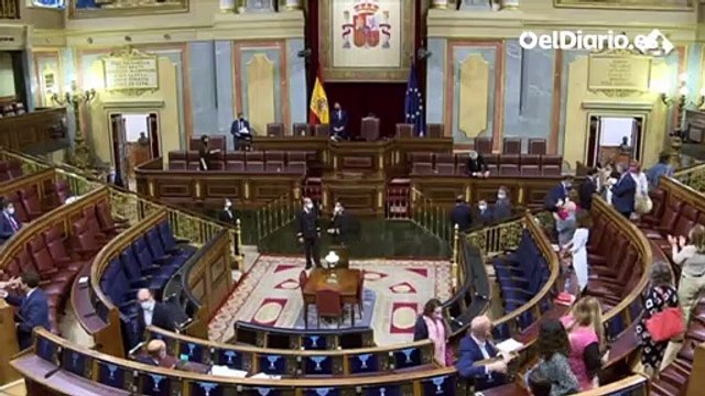 Duelo de aplausos a Sánchez y a Casado a su llegada al Congreso tras los indultos