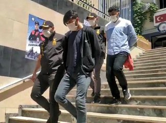 AYNI GÜN 10 OTOMOBİLDEN HIRSIZLIK YAPIP, EV HAPSİ VERİLEN ŞÜPHELİLER KAMERADA