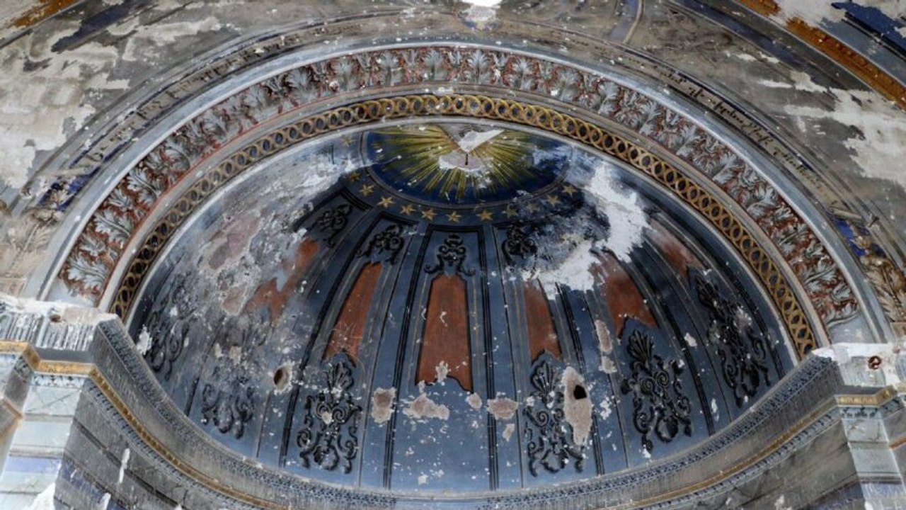 Defineciler tarihi kiliseyi kazarak tahrip etti