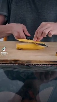 خابي لام نجم التيك توك وهو يسخر من طريقة تقطيع الموز