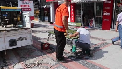Salgın tedbirleri kapsamında kaldırılan banklar risk durumunun azalmasıyla yerine konmaya başladı