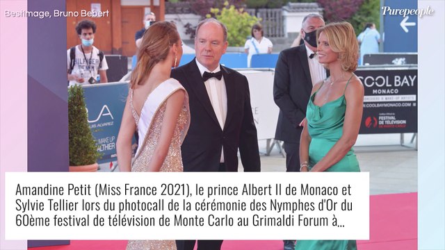 Amandine Petit rayonnante en robe pour son 1er tapis rouge avant de faire la groupie