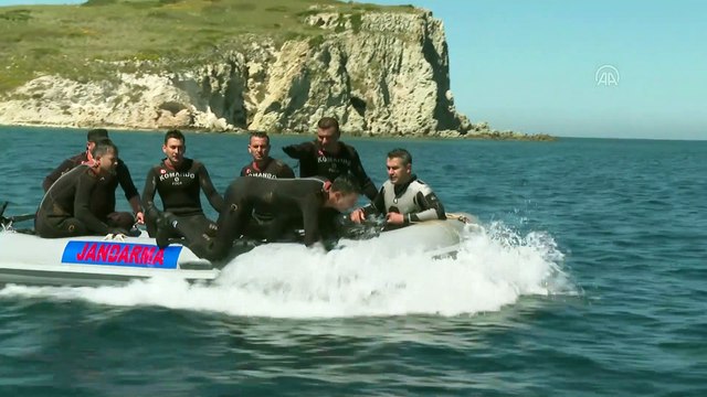 İZMİR - Jandarmanın seçkin komandoları zorlu görevler için zorlu eğitimlerden geçiyor (1)