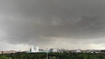 İstanbul'da gökyüzünü bulutlar sardı ve yağmur başladı