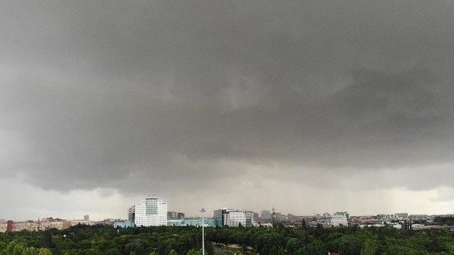 İstanbul'da gökyüzünü bulutlar sardı ve yağmur başladı