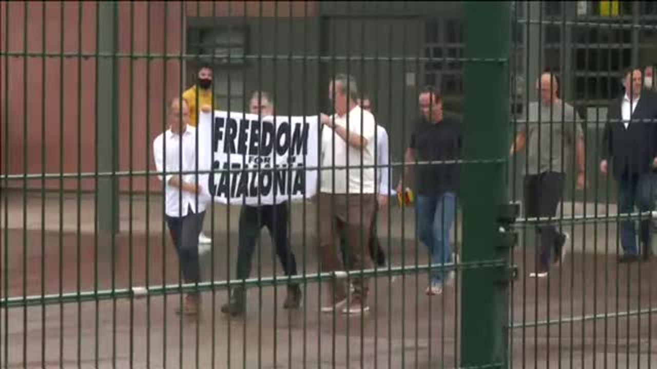 Los presos indultados abandonan la prisión de Lledoners