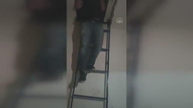 Kumar oynarken polis baskınından kaçmaya çalışan kişiler çatı katında yakalandı