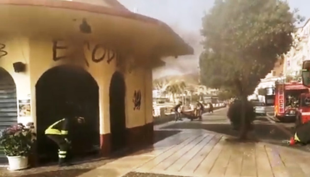 Crotone - Incendio al bar del Lido Exodus (23.06.21)