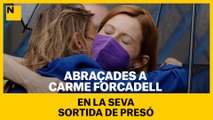 Abraçades a Carme Forcadell en la seva sortida de presó