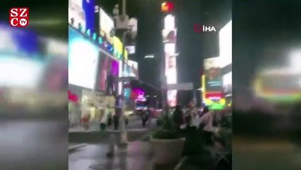 Times Meydanı'nda bir kişi "hoverboard" ile uçtu