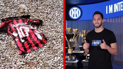 Milan taraftarları, ezeli rakip Inter'e giden Hakan'ın formasını ateşe verdi