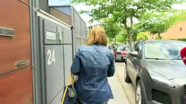Belén Esteban, cubriendo sus ojos con gafas de sol, sale de casa tras la muerte de Mila Ximénez