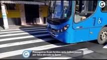 Passageiros ficam feridos após ônibus passar por faixa elevada na Serra