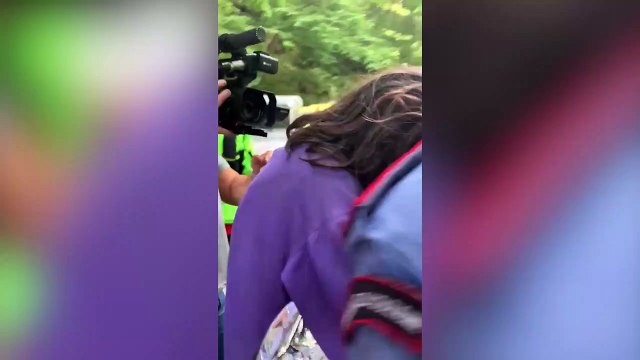 Mugello, ritrovato il bambino scomparso: il momento dell'abbraccio con la mamma