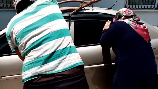 Otomobilde kilitli kalan çocuğu itfaiye kurtardı (2)