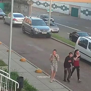 Ils se croient être de gros durs devant ces jeunes filles