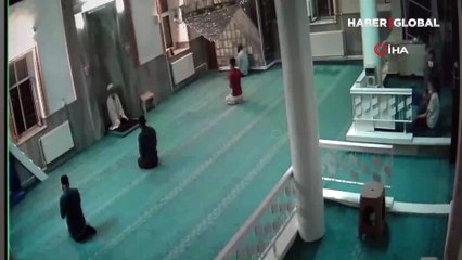 Camiye dalan köpek cemaate korku dolu anlar yaşattı