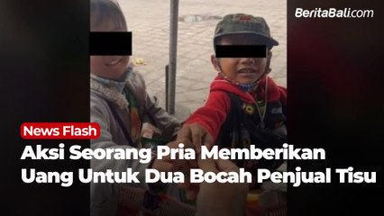 Aksi Seorang Pria Memberikan Uang Untuk Dua Bocah Penjual Tisu