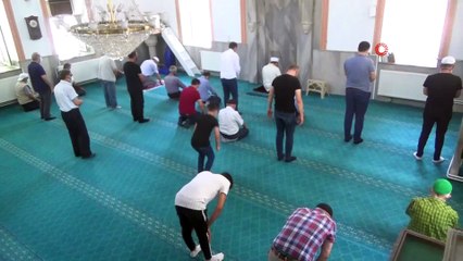 Camide hayatlarının şokunu yaşadılar... Buldog cinsi köpek, cemaate korku dolu anlar yaşattı