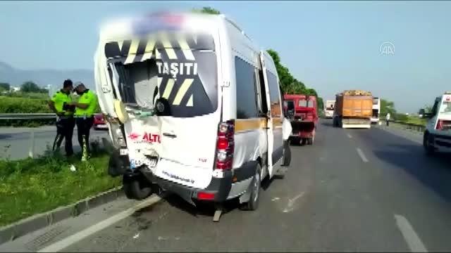Son dakika haberi... 5 aracın karıştığı zincirleme trafik kazasında 17 kişi yaralandı