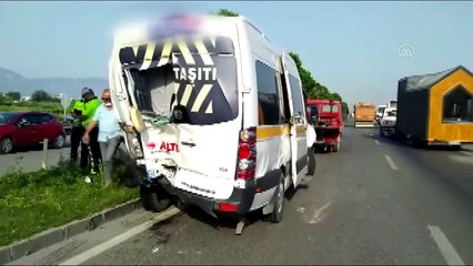 MANİSA - 5 aracın karıştığı zincirleme trafik kazasında 17 kişi yaralandı