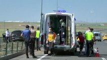 KARS - Otomobil refüje çarptı: 2'si çocuk 3 yaralı