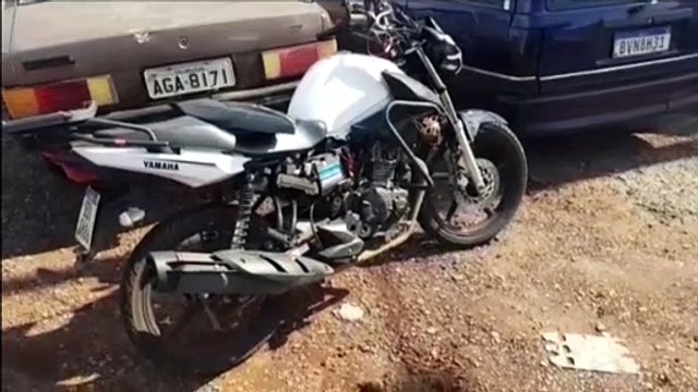Motociclista tem suspeita de fratura após colidir na lateral de um carro, no Bairro Brasília